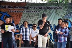 Mantan pengguna narkoba saat membaca puisi anti narkoba sambil nge rap.